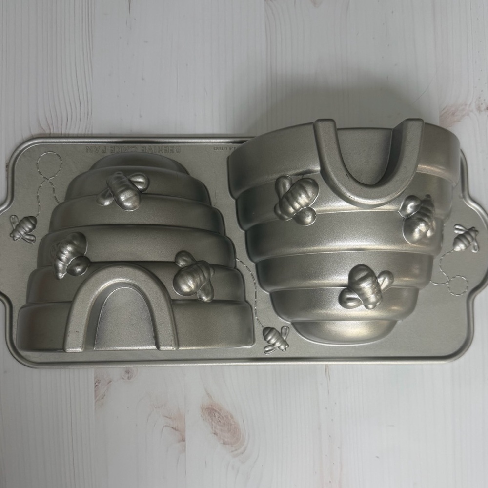 EUC Nordic Ware Beehive Cake Pan Mold